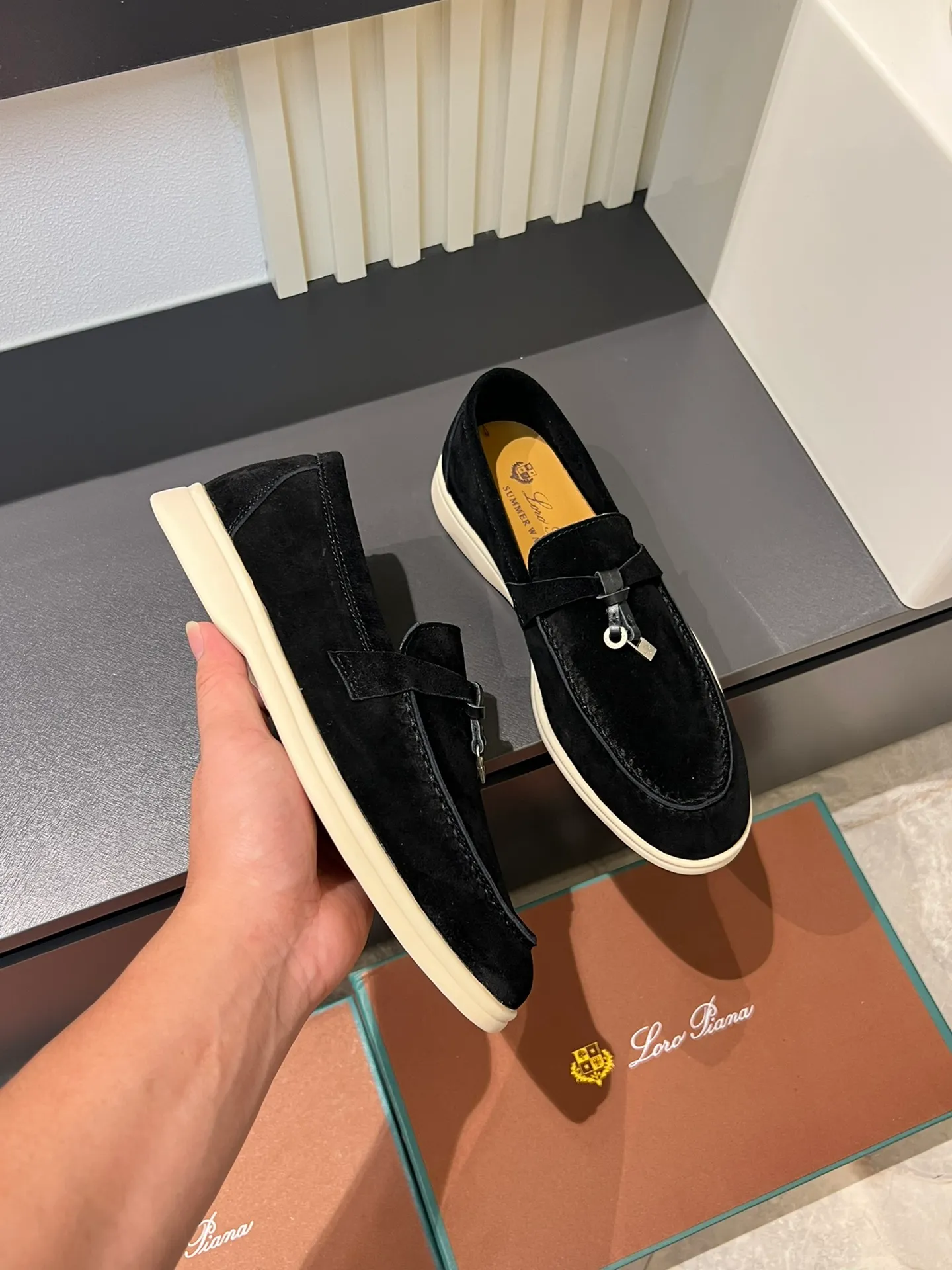 Men's shoes 💰p360 "Loro men's shoes 💰pian'*" Classic L men's shoes for couples 💰p Top version British flat loafers, a must-have item in old money style, the minimalist design is eye-catching and durable, a plus point for dressing The soft foot feel and texture are outstanding. They don’t scratch your feet and are very nice. They are matched with soft and waxy soles. They can be worn daily for a long time without getting tired. They are easy to wear, versatile and classic items, with perfect foot feel and texture! Imported cashmere fabric, the lining is made of imported A-grade water-dyed cow lining, the top version of the genuine leather midsole is sewn with pure handmade mark thread! Size: Female 35-40 (34. Customized) Male 38-44 (45.46. Customized)
